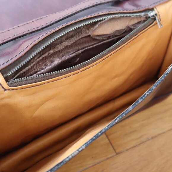 Vintage Brown Leather Shoulder Bag with Brass Details - Picture 15 of 16